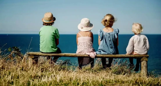 Børn på bænk nyder miniferie i Kerteminde